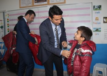 Uedaş 1.000 Öğrencinin Kışlık Kıyafetlerini Sağladı