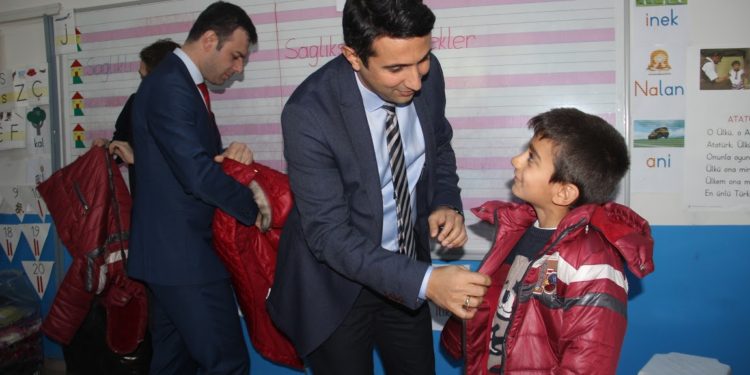Uedaş 1.000 Öğrencinin Kışlık Kıyafetlerini Sağladı