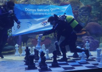 Dünya Satranç Günü’nü Sualtı Hayvanat Bahçesi’nde Balıklar Arasında Kutladılar
