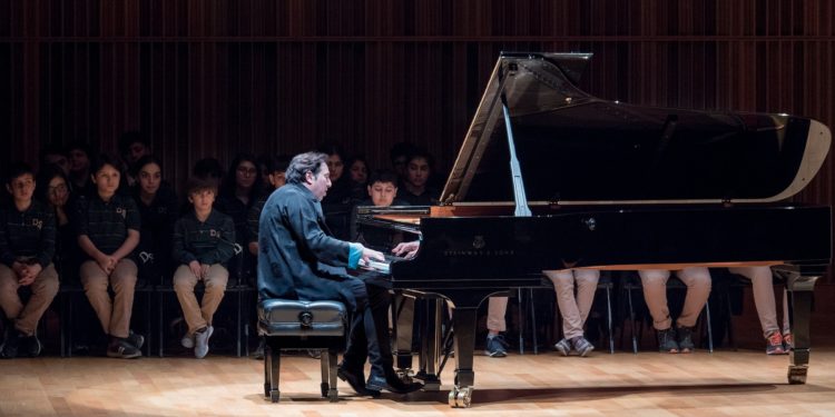 Fazıl Say çaldı, 48 öğrenci için nitelikli eğitime destek sağlandı