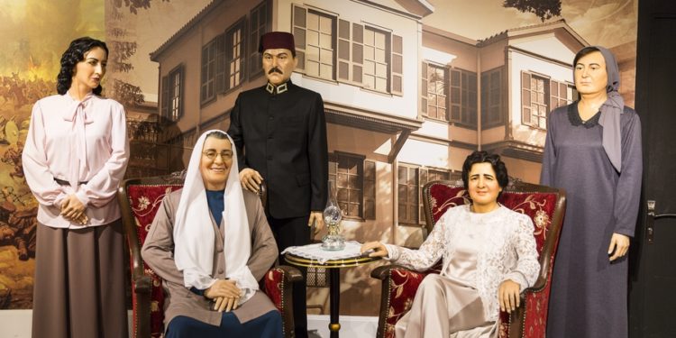 Yarıyıl Tatilinde Kültürel Etkinlik : Özdilek Vakfı Yılmaz Büyükerşen Ünlüler Balmumu Heykel Müzesi