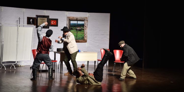 Türk Tiyatrosu Uşak’ta Yükselişe Geçti