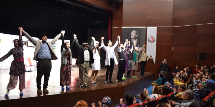 Türk Tiyatrosu Uşak’ta Yükselişe Geçti