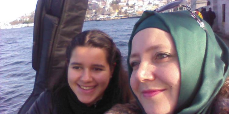 Bir Anne ile Kızı… Ama Onların ki Hüzünlü Bir Yolculuk Değil …